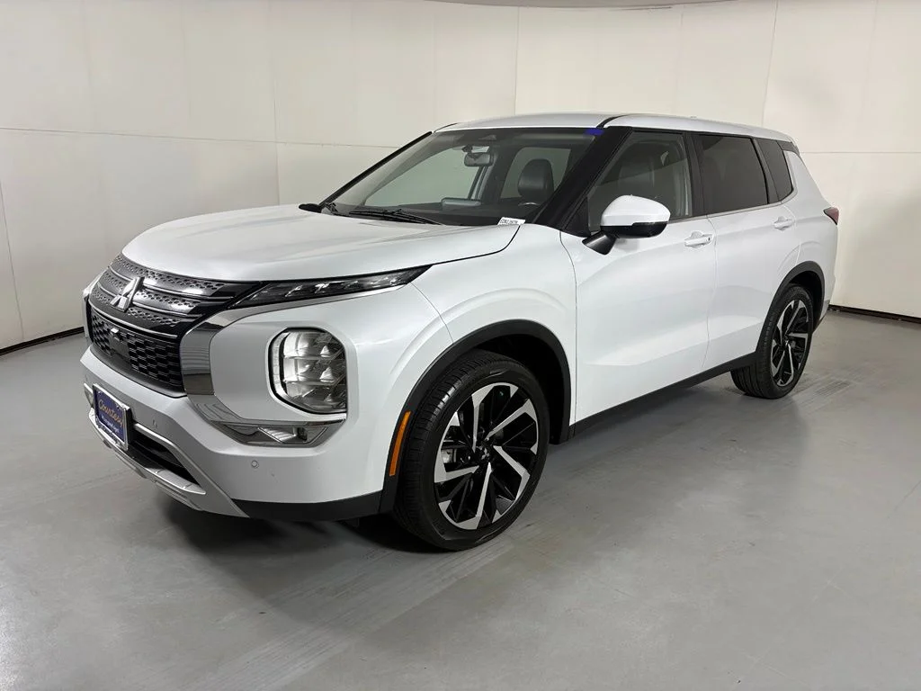 Used 2024 White Mitsubishi SE image 4