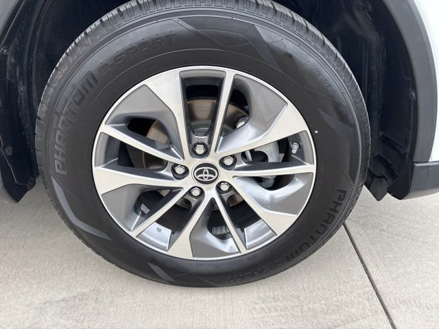 Used 2017 White Toyota XLE image 20