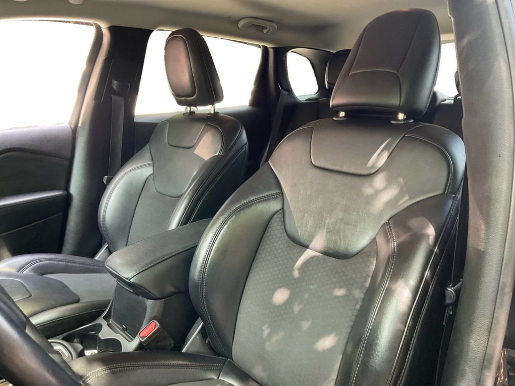 Used 2019 Black Jeep Latitude Plus image 27