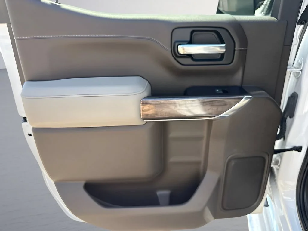 Used 2020 IRIDESCENT PEARL TRICOAT Chevrolet LTZ image 32