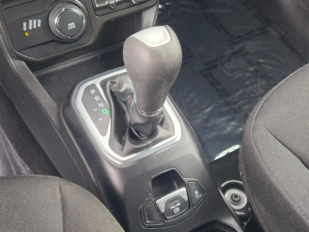Used 2021 Teal Jeep Latitude image 28