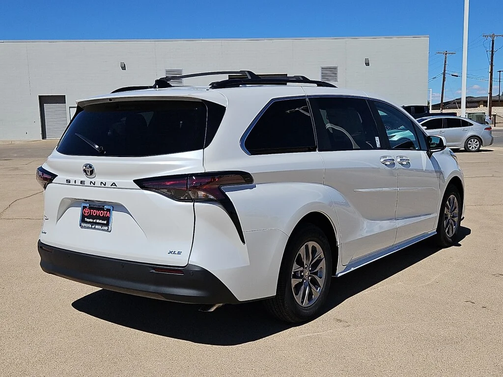 New 2026 Wind Chill Pear Toyota XLE 8 Passenger image 3