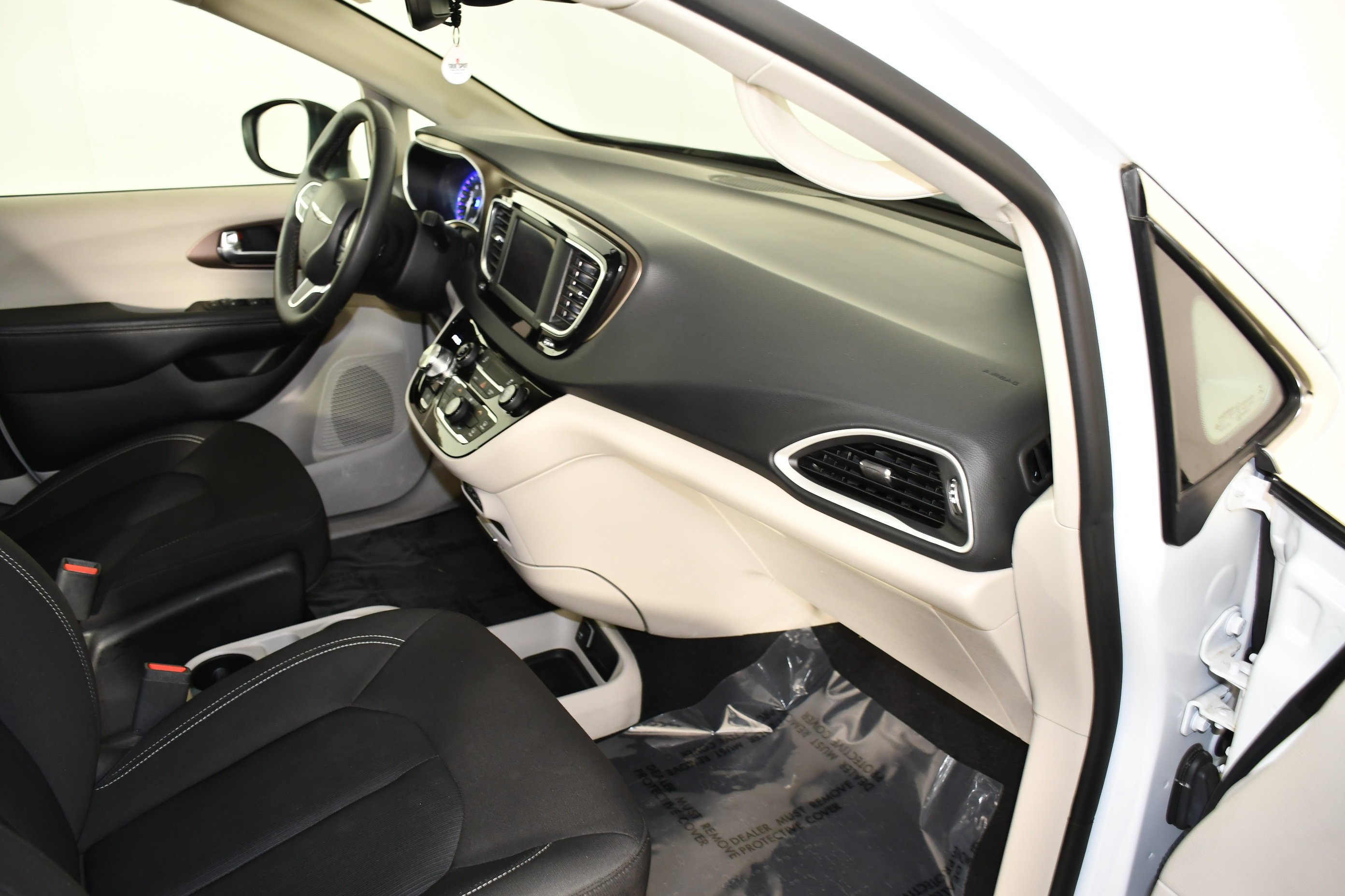 Used 2023 Bright White Clearcoat Chrysler LX image 40