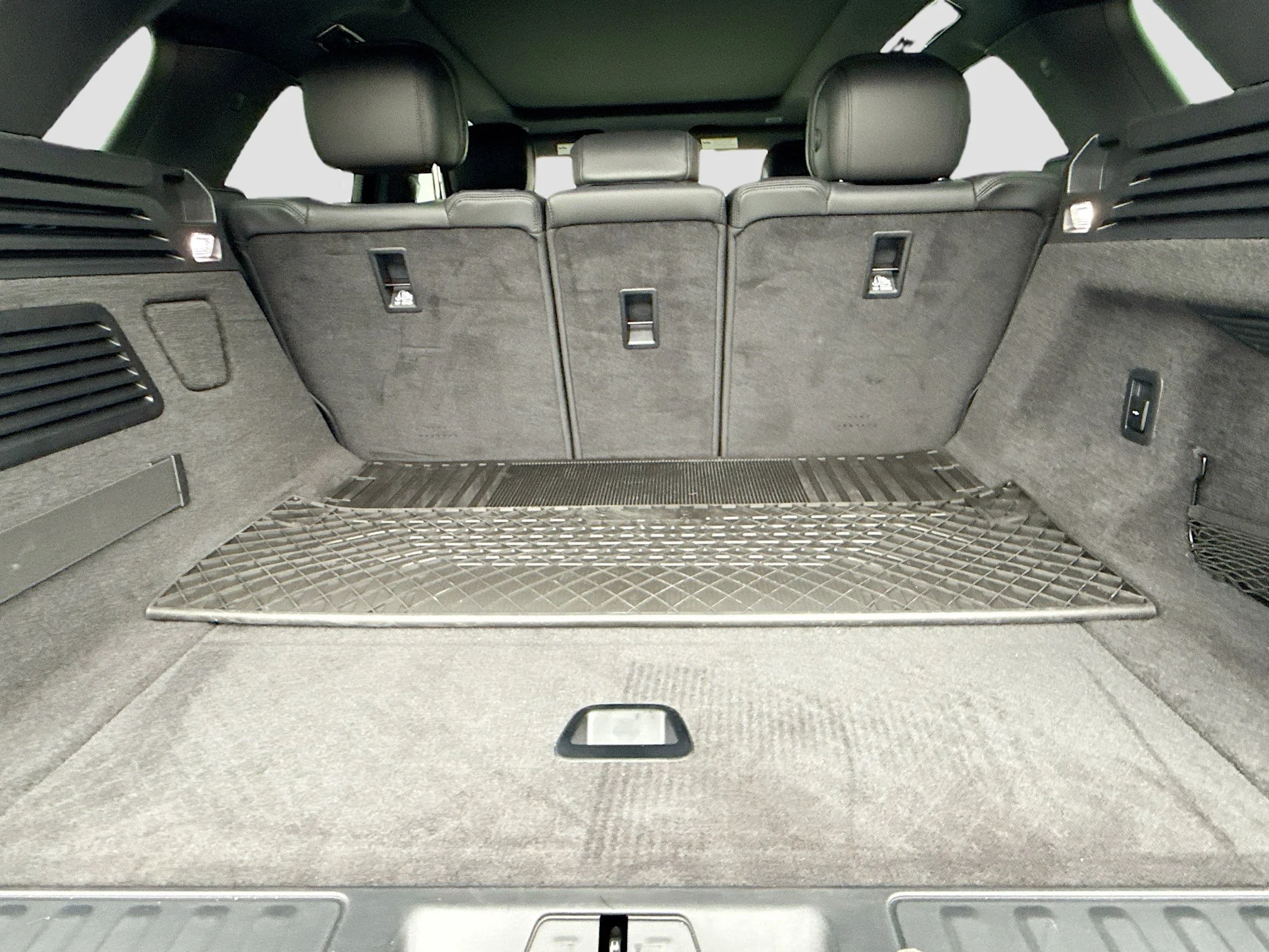 Used 2024 Santorini Black Metallic Land Rover SE image 11