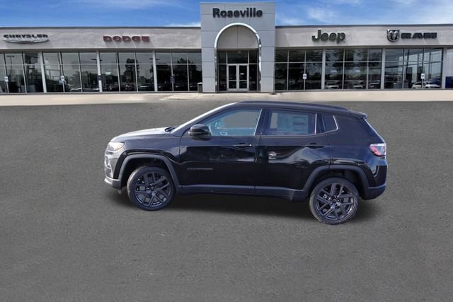 New 2026 Diamond Black Crystal Pearl-Coat Exterior Paint Jeep Limited image 6