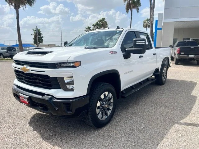 Used 2025 White Chevrolet Custom image 3