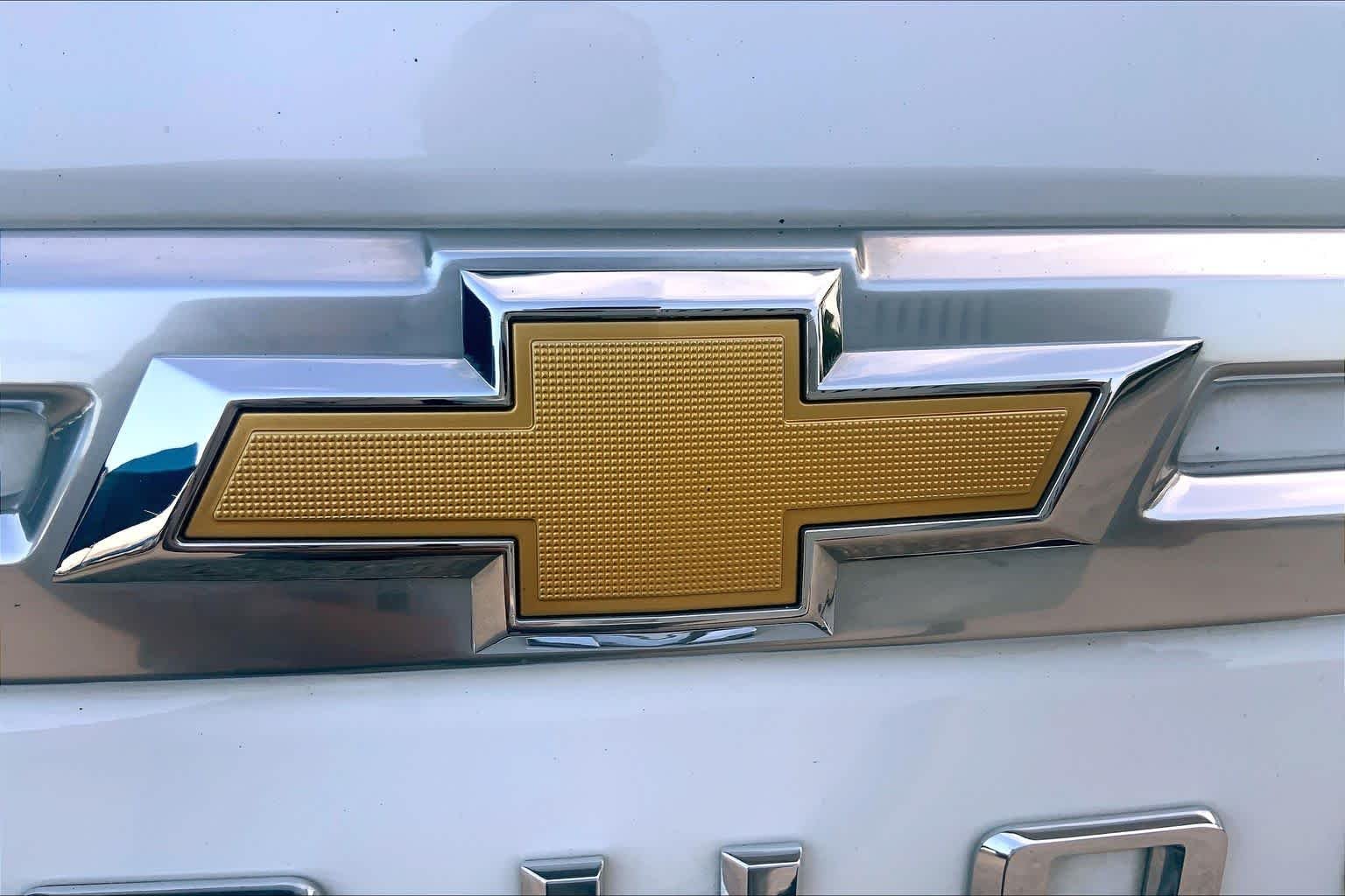 Used 2024 Summit White Chevrolet High Country image 30