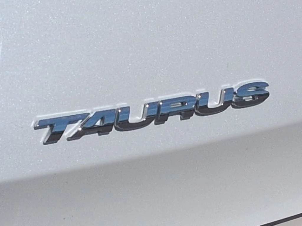Used 2011 White Platinum Clearcoat Metallic Ford SEL image 27