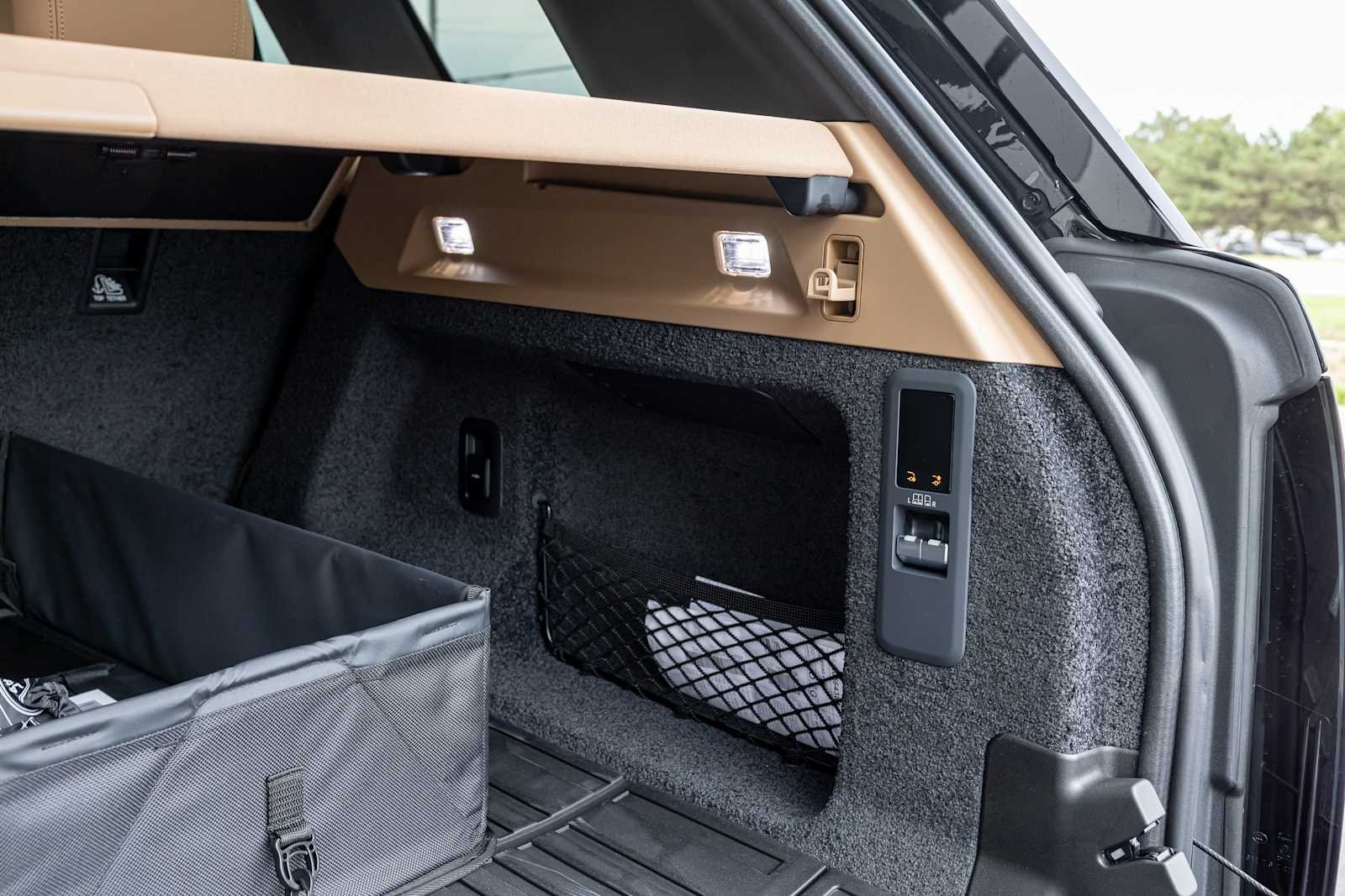 New 2027 Santorini Black Land Rover SE image 37