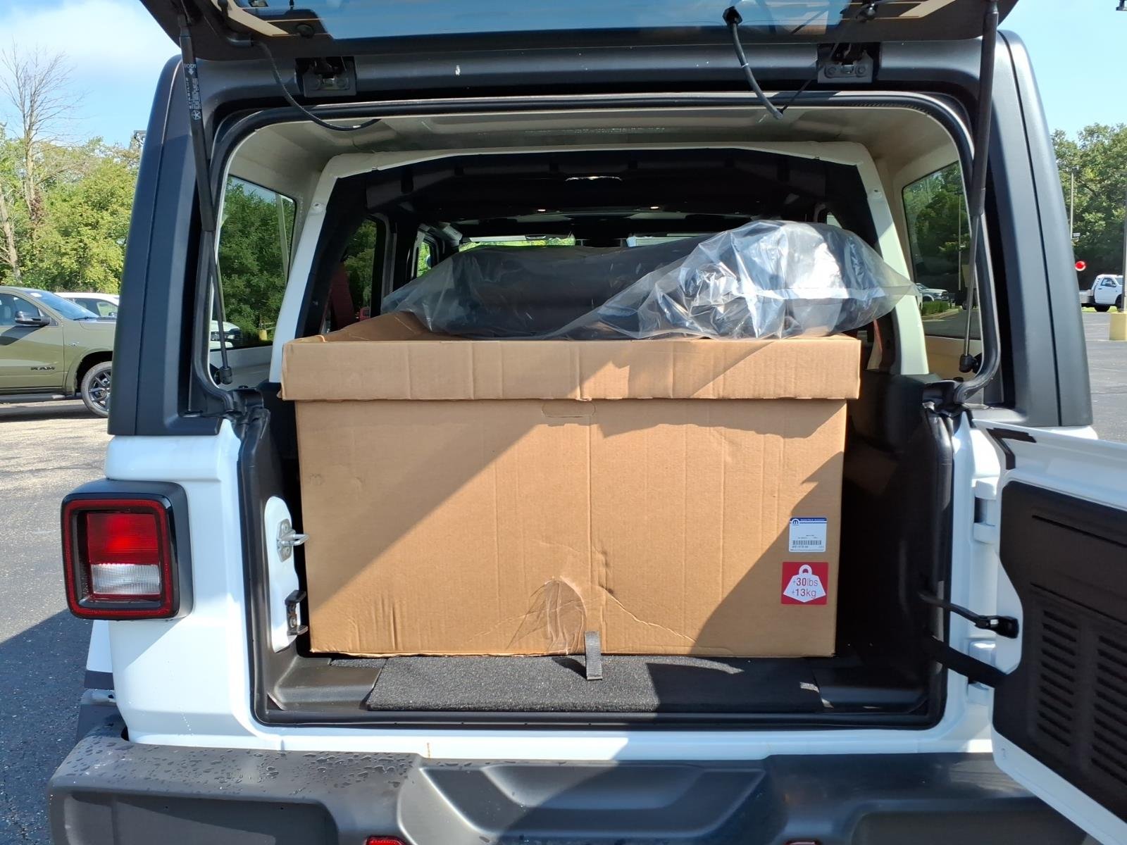 New 2026 Bright White Clear-Coat Exterior Paint Jeep 4-Door Sport image 28