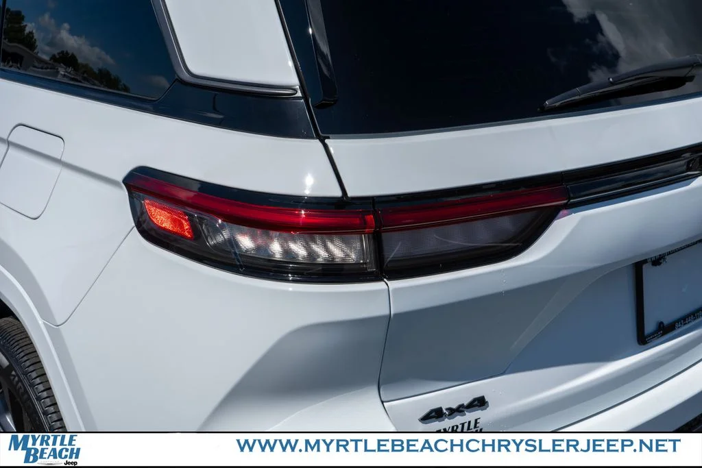 New 2026 Bright White Clear-Coat Exterior Paint Jeep Limited Reserve image 11