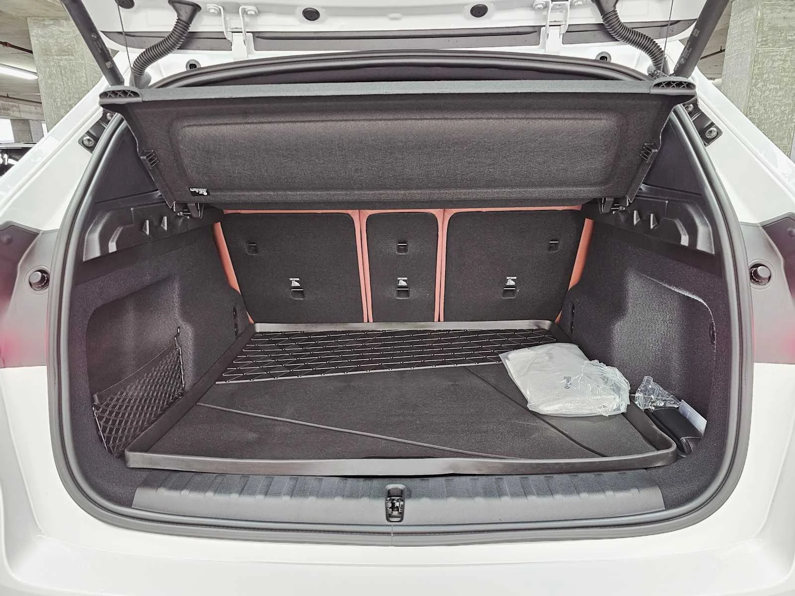 New 2026 Mineral White Metallic BMW xDrive28i image 28
