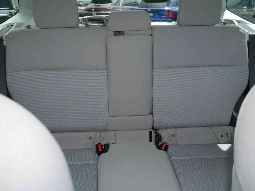 Used 2018 Silver Subaru 2.5i Premium image 31