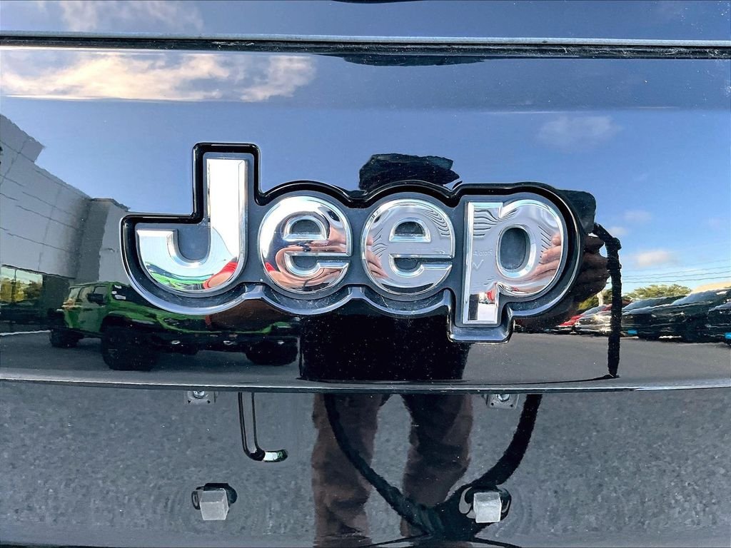 Used 2021 Diamond Black Crystal Pearlcoat Jeep Limited image 27