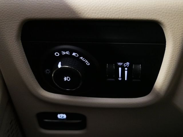 Certified Used 2025 Metallic Jeep Limited image 22