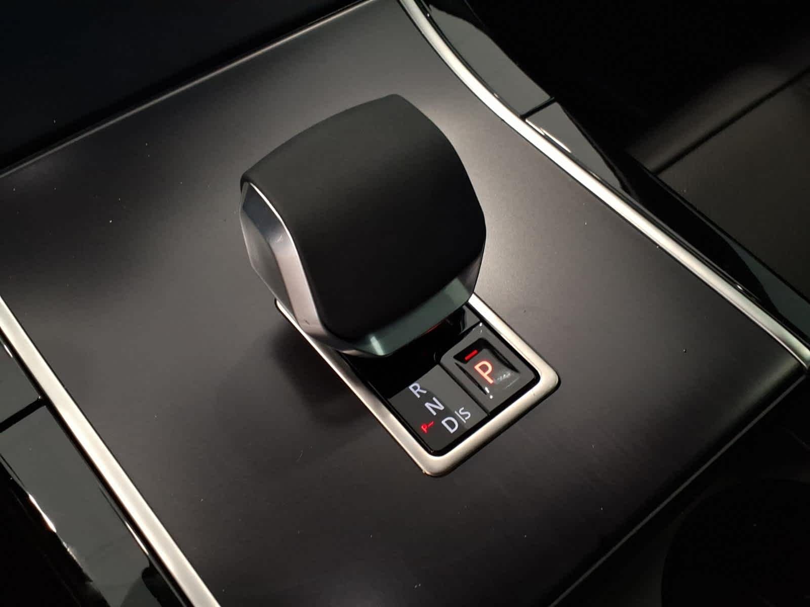 New 2026 Fuji White Land Rover Dynamic SE image 13