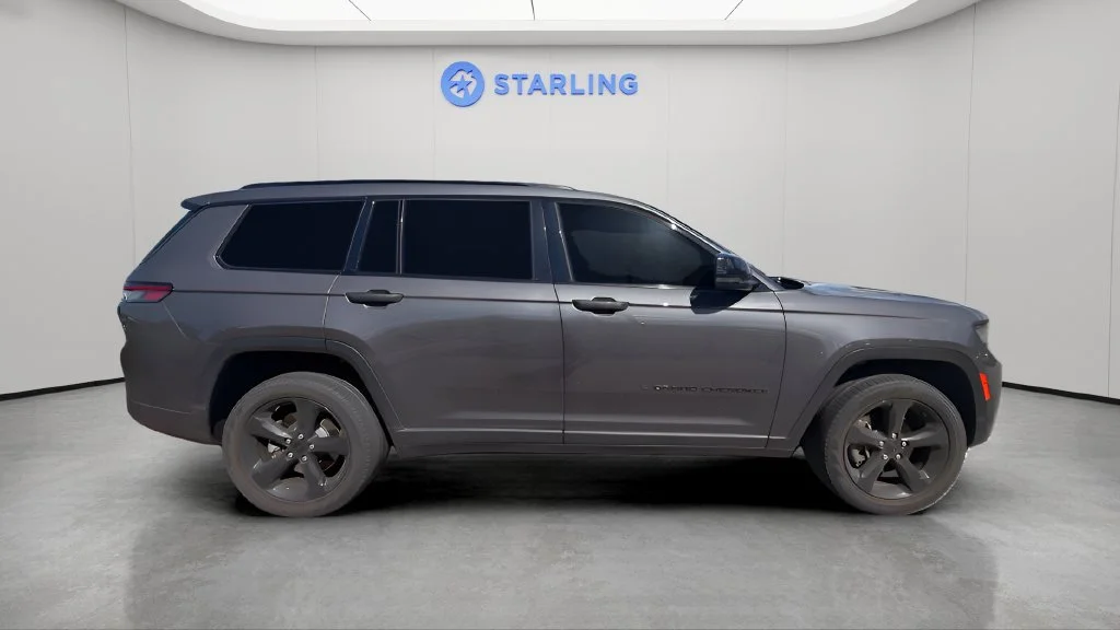 Used 2024  Jeep Limited image 4