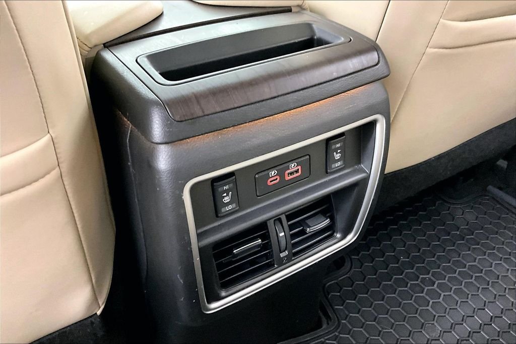 Used 2022 Red Nissan Platinum image 9