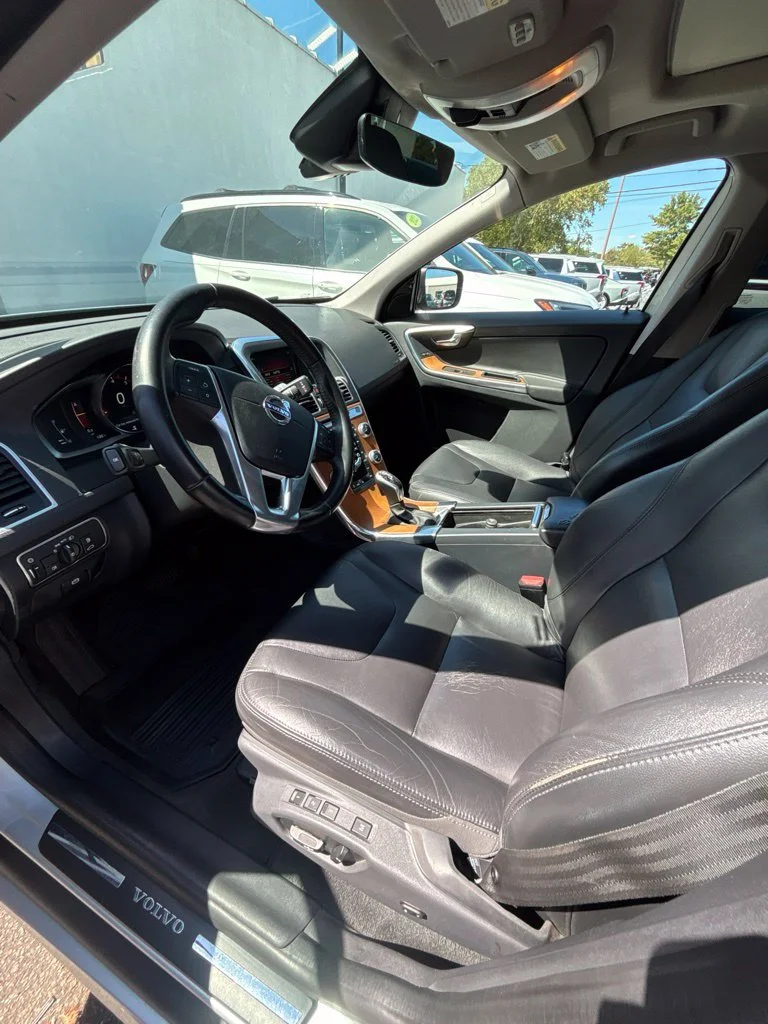 Used 2017 Silver Volvo T5 Inscription image 11