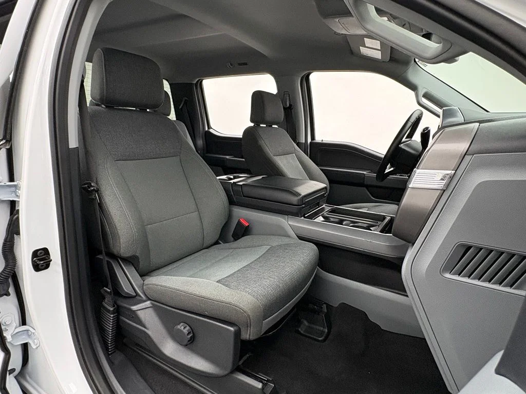 Used 2024 Oxford White Ford XLT image 29