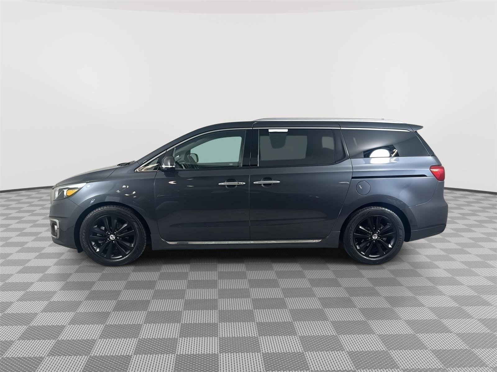 Used 2017 Platinum Graphite Kia SXL image 4