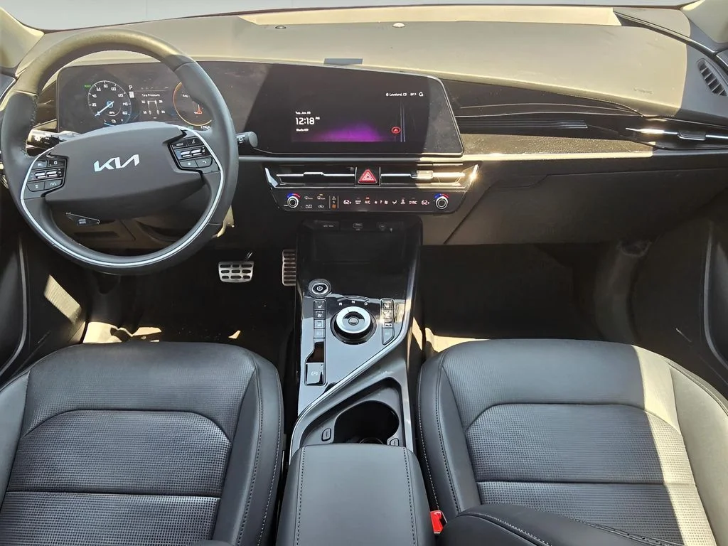 Used 2023 Snow White Pearl Kia Wave image 25