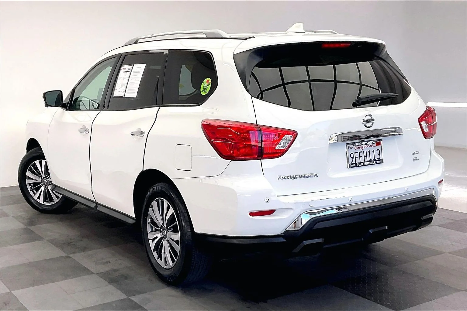 Used 2020 Glacier White Nissan SL image 10