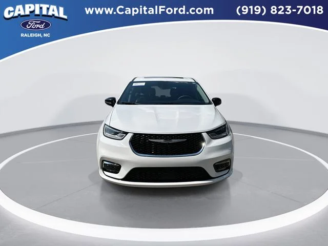 Used 2024 White Chrysler Limited image 3
