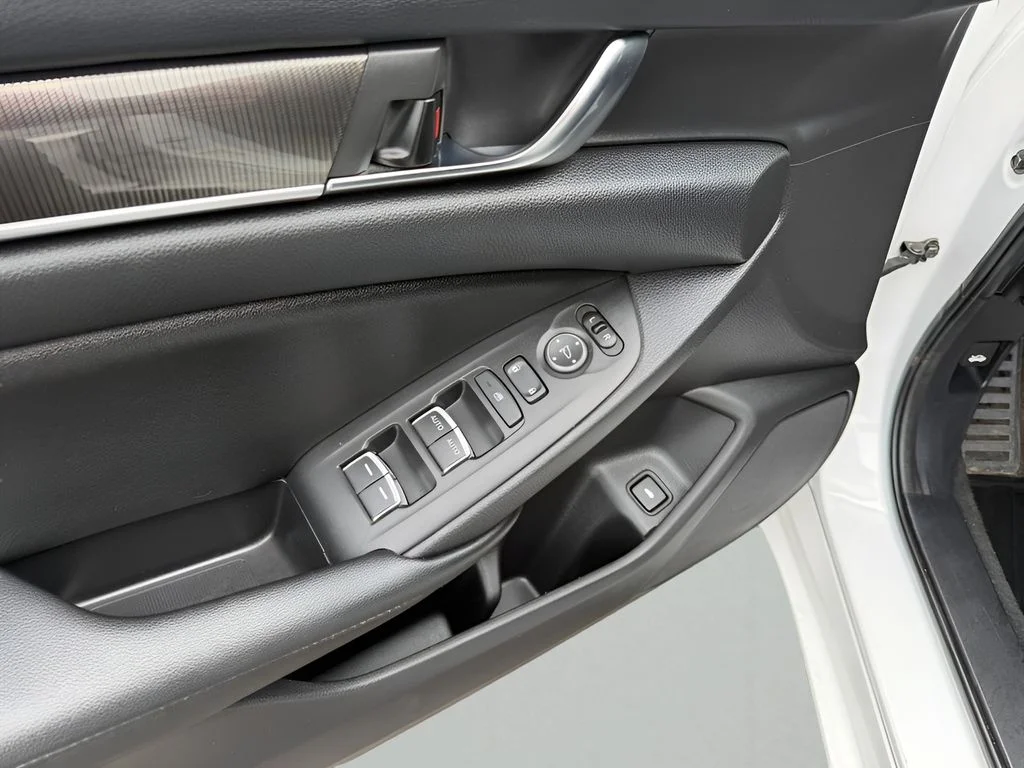 Used 2021  Honda Sport image 18
