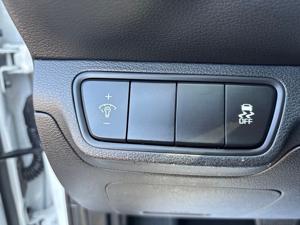 Used 2023 White Kia LXS image 21