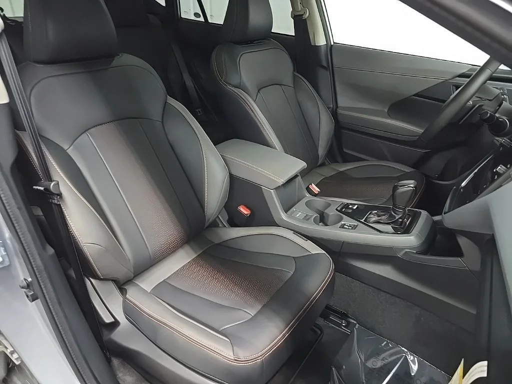 Used 2025 Ice Silver Metallic Subaru Limited image 15