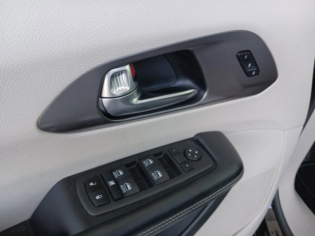 Used 2022 Black Chrysler Touring L image 31