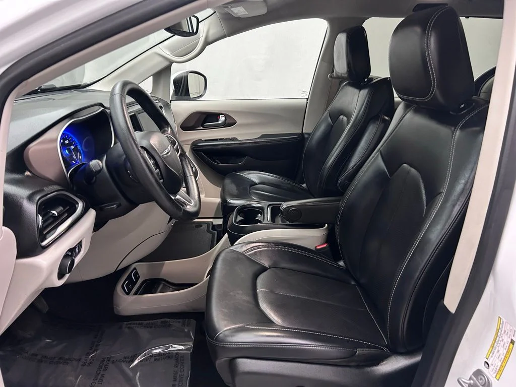 Used 2021 White Chrysler LXI image 12