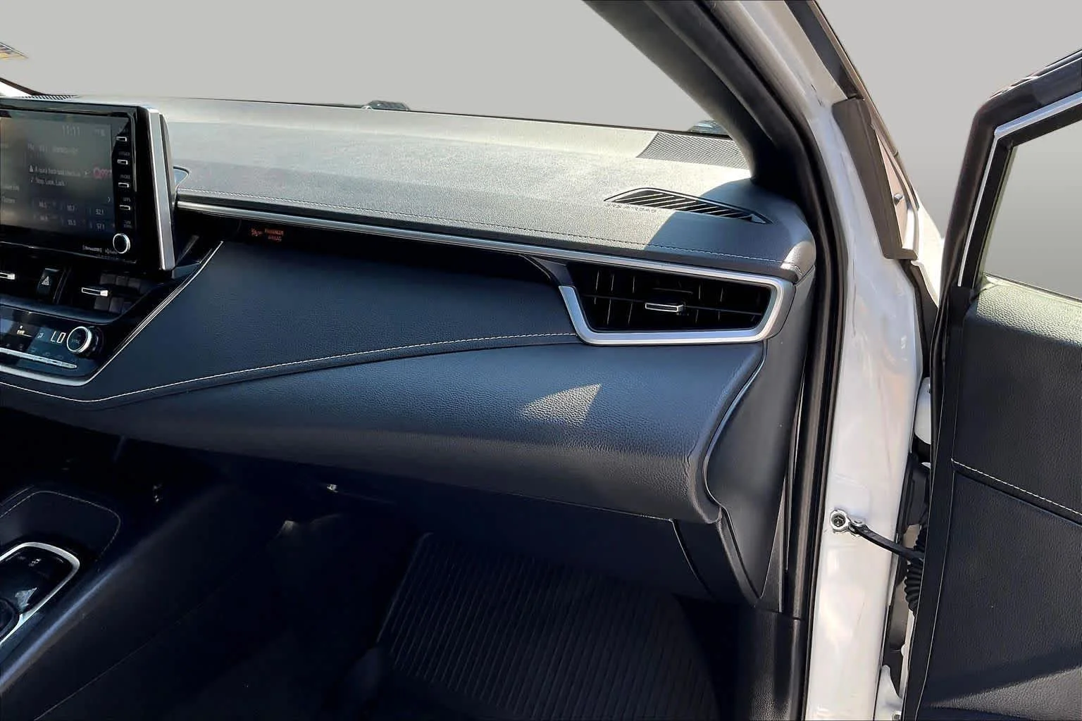 Used 2021 Wind Chill Pearl Toyota XSE image 18