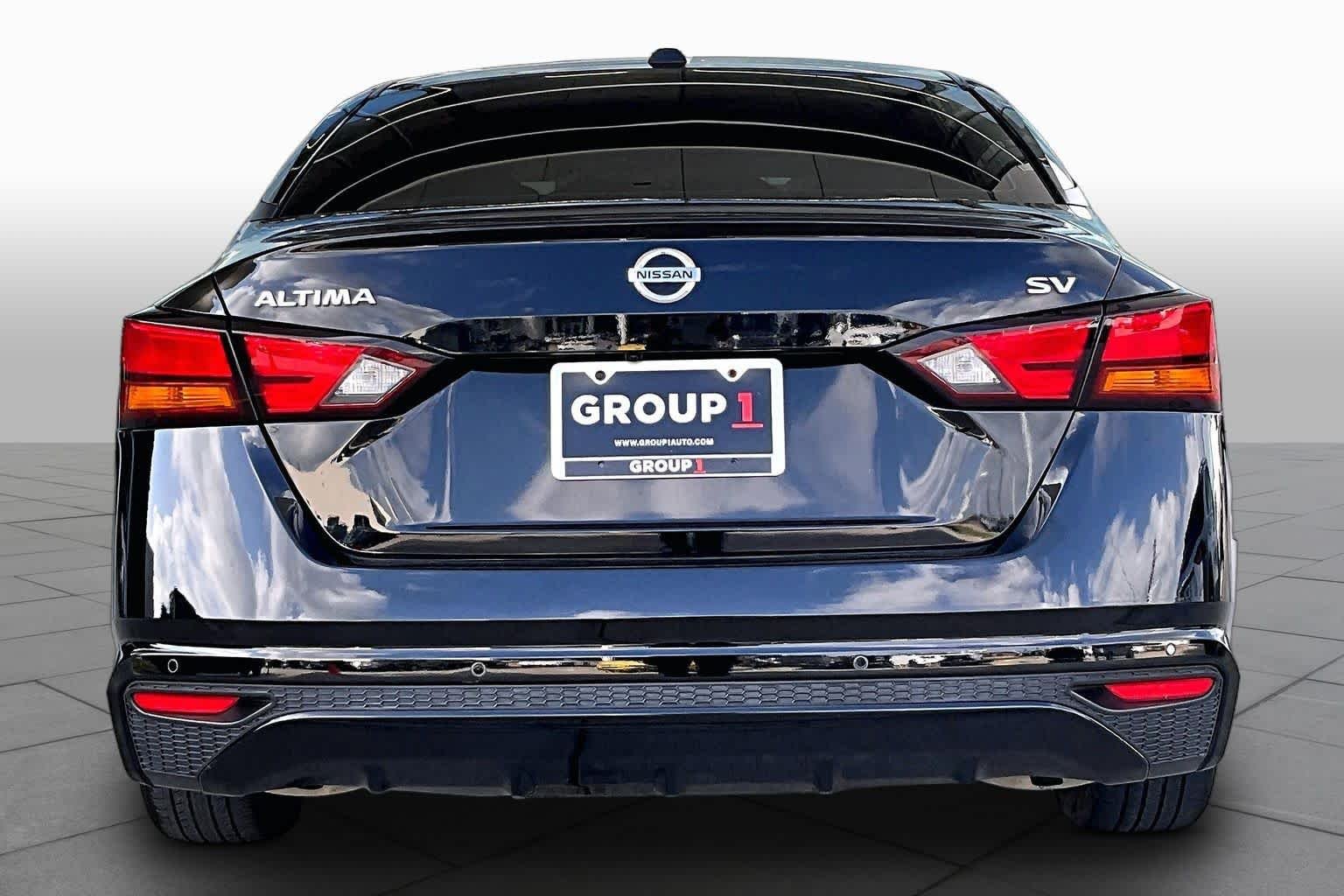 Used 2021 Super Black Nissan 2.5 SV image 5