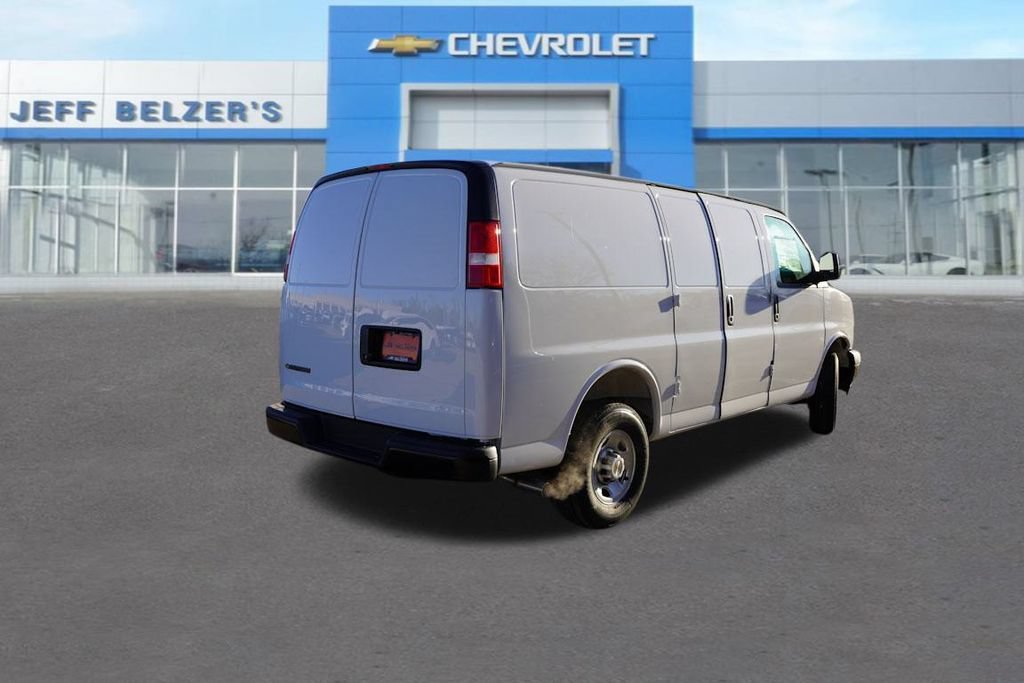 New 2025 Summit White Chevrolet WT image 3