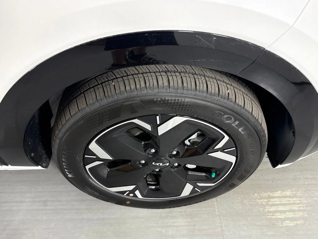 New 2026 Snow White Pearl Kia WIND image 11