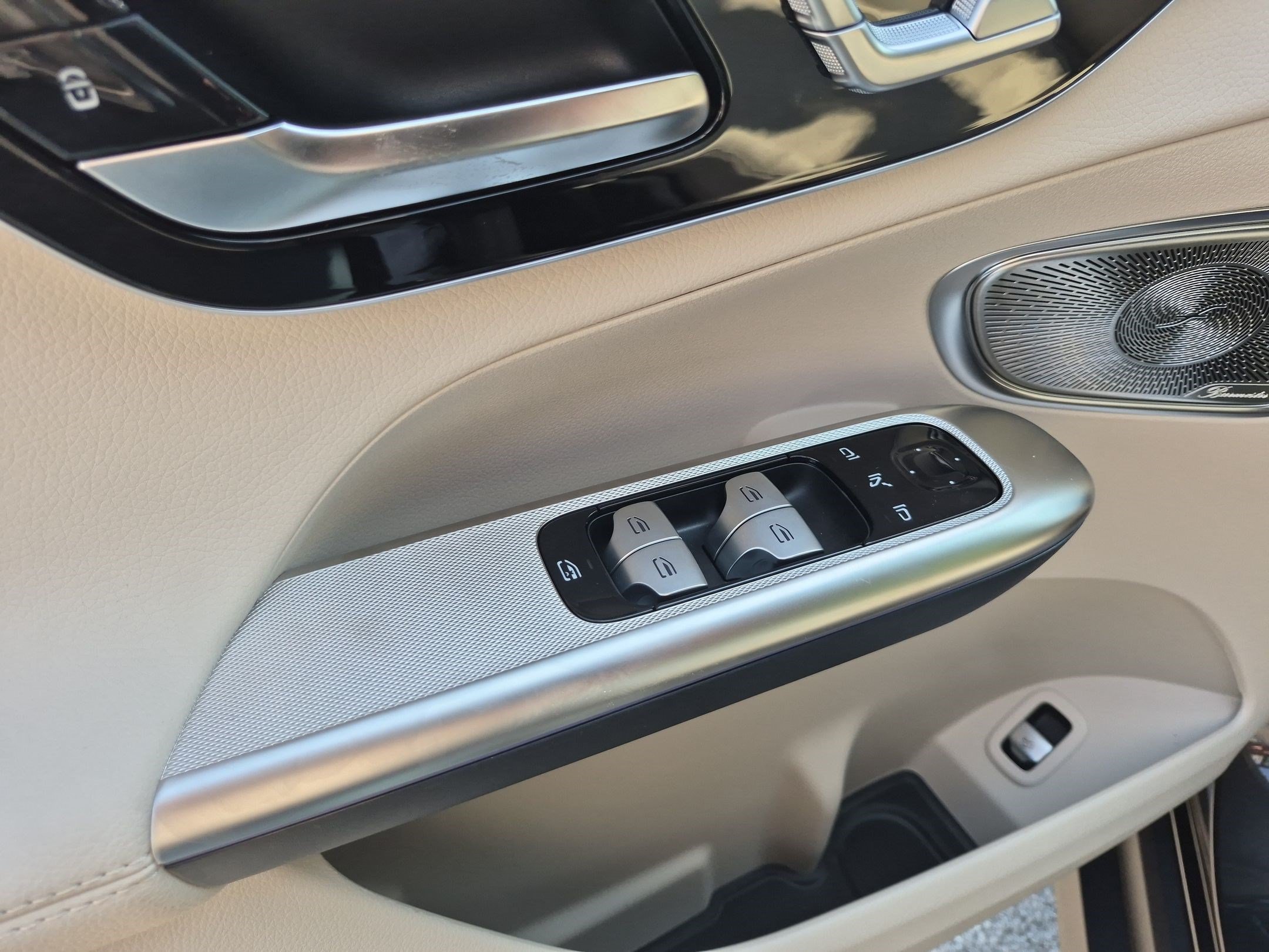 New 2027 Graphite Grey Metallic Mercedes-Benz GLC 300 image 54