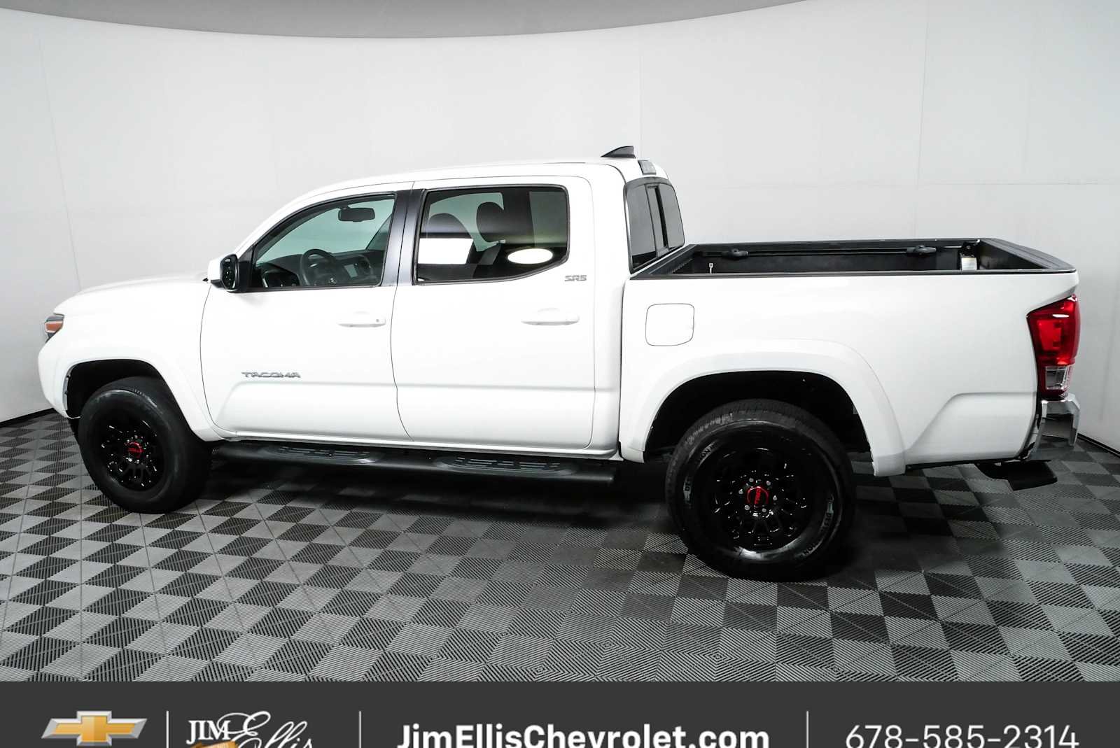Used 2017 White Toyota SR5 V6 image 26