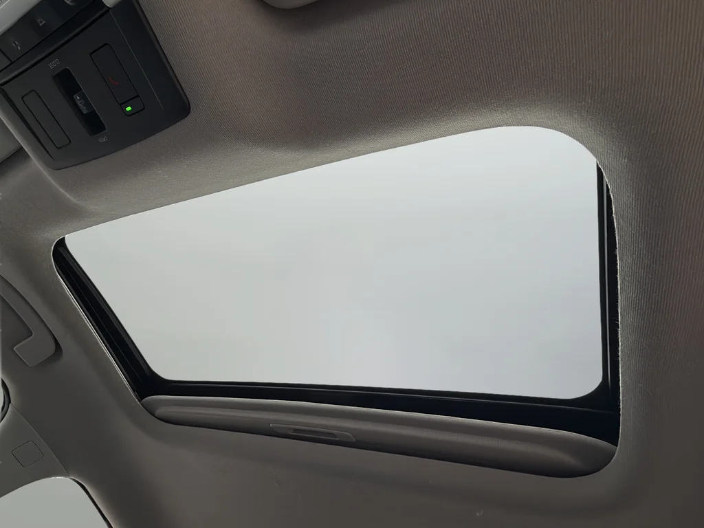 Used 2024 White Nissan SR image 12