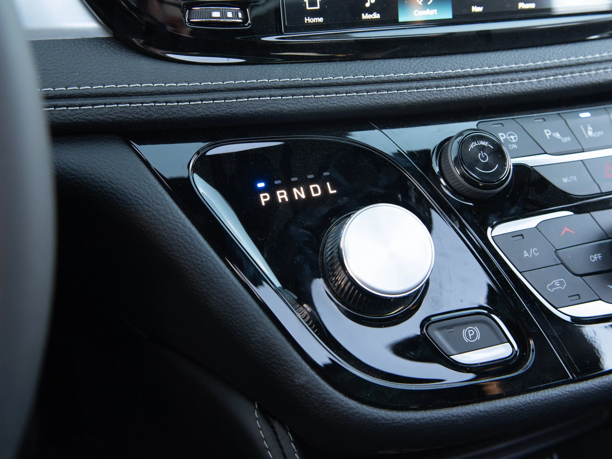 Used 2025 White Chrysler Limited* AWD, Safety Sphere, Panoramic Sunroof, Cooled/Heated Leather image 13