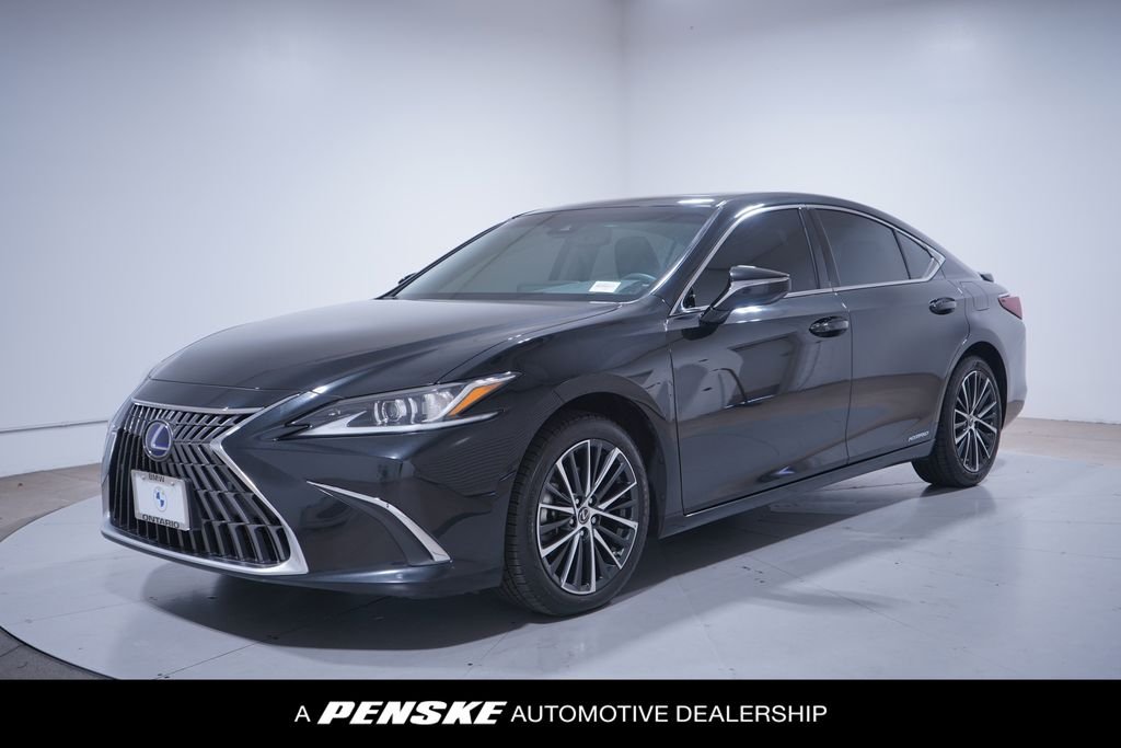 2022 Lexus ES 300h 300h's photo