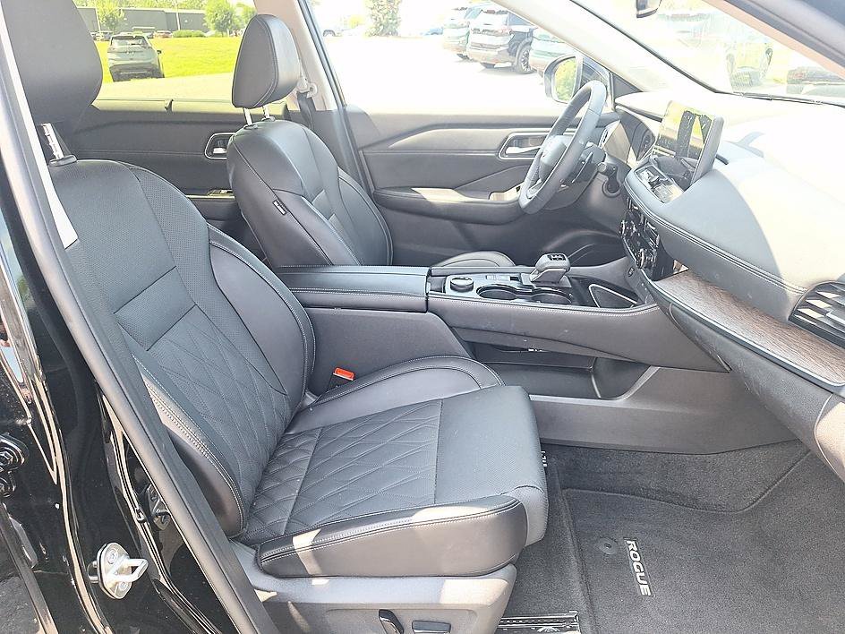 Used 2026 Super Black Nissan Platinum image 21