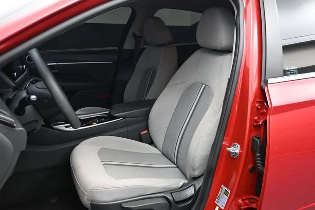 Used 2021 Red Hyundai SE image 5