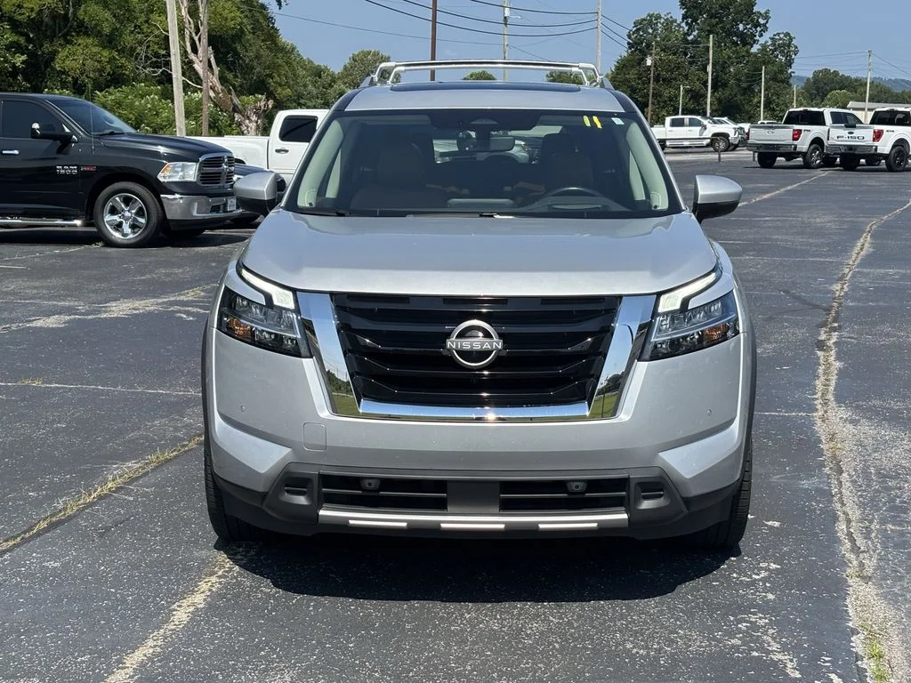 Used 2023 Silver Nissan Platinum image 5