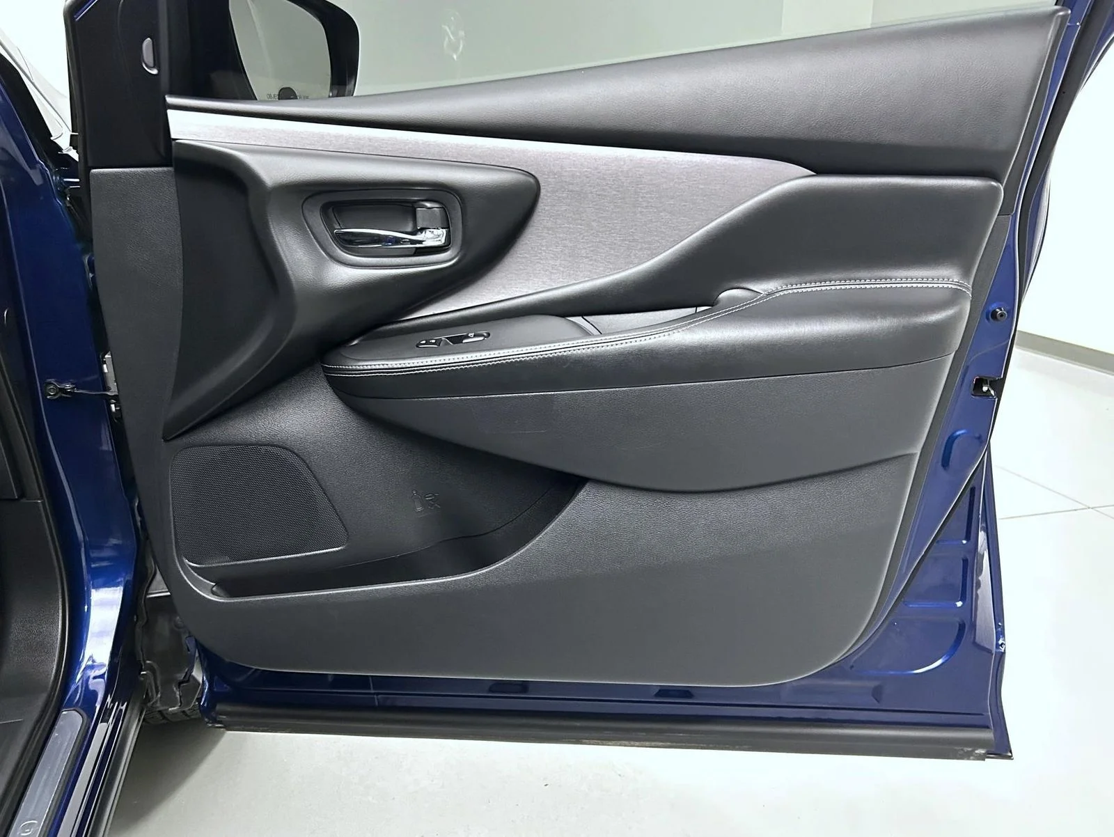 Used 2022 Blue Nissan S image 16