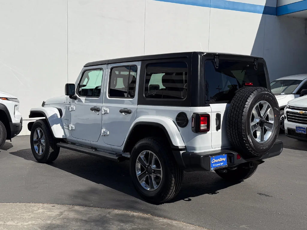 Used 2022  Jeep Unlimited Sahara image 9
