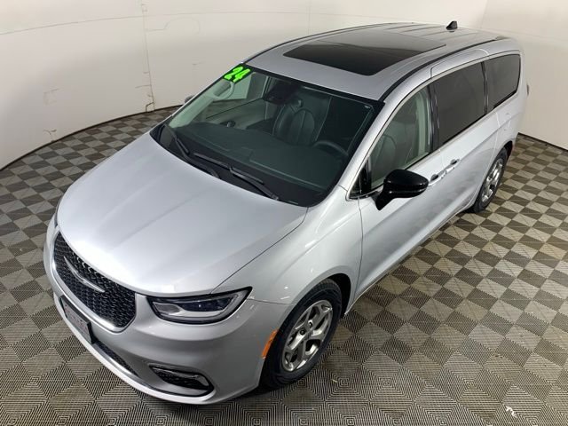 Used 2024 Silver Chrysler Limited image 19