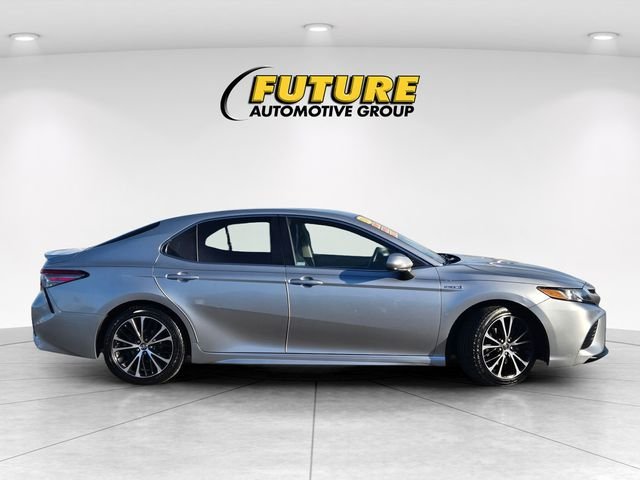 Used 2018 Silver Toyota SE image 3