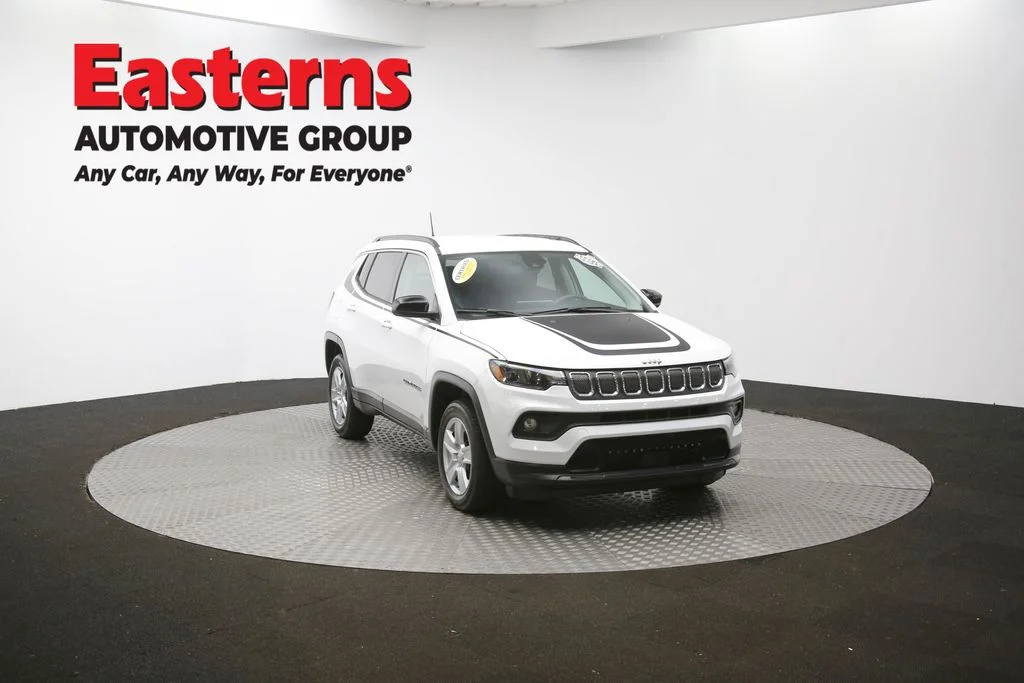 Used 2022 White Jeep Latitude image 48